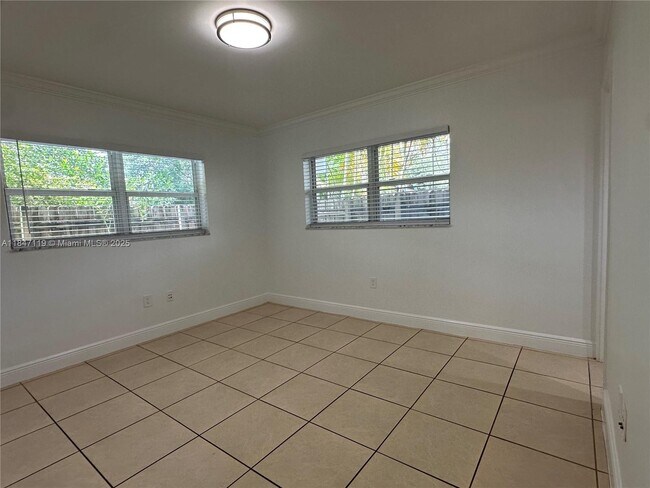 Building Photo - 2536 Van Buren St