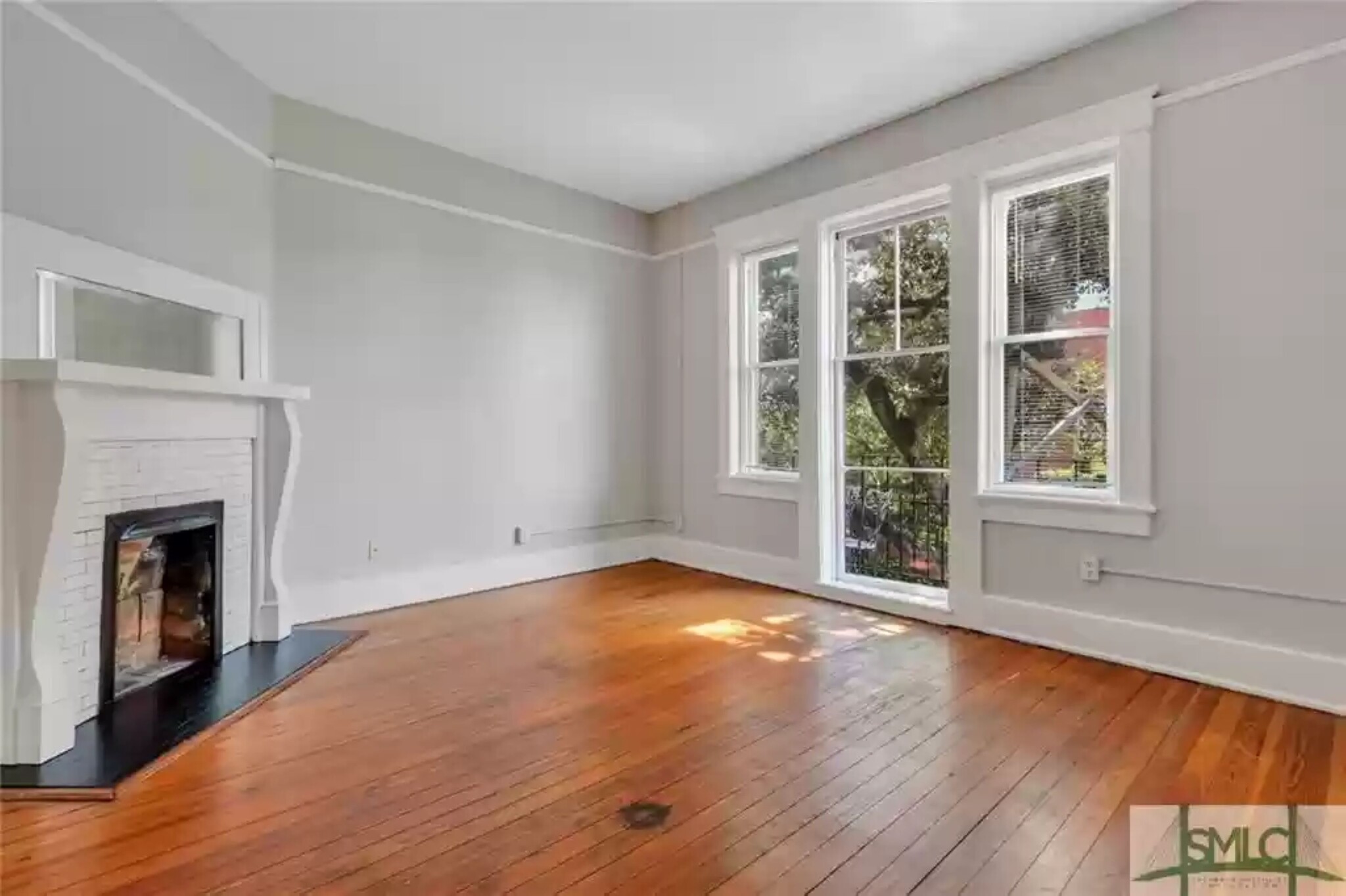 Spacious living room with fireplace - 117 Lincoln St