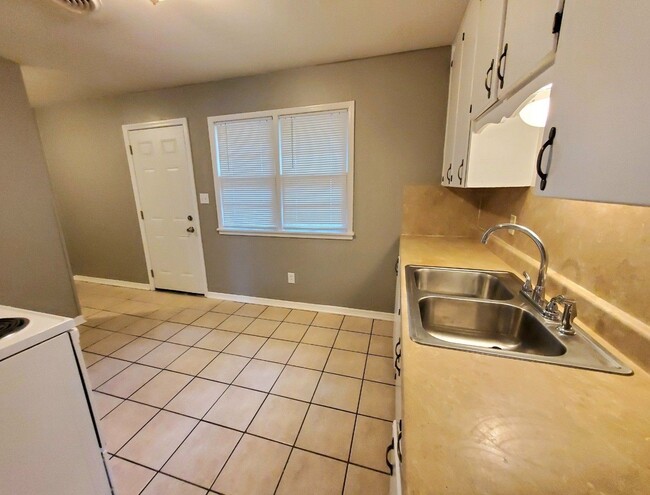 Building Photo - 2 Bed 1 Bath in the Country Estates Additi...
