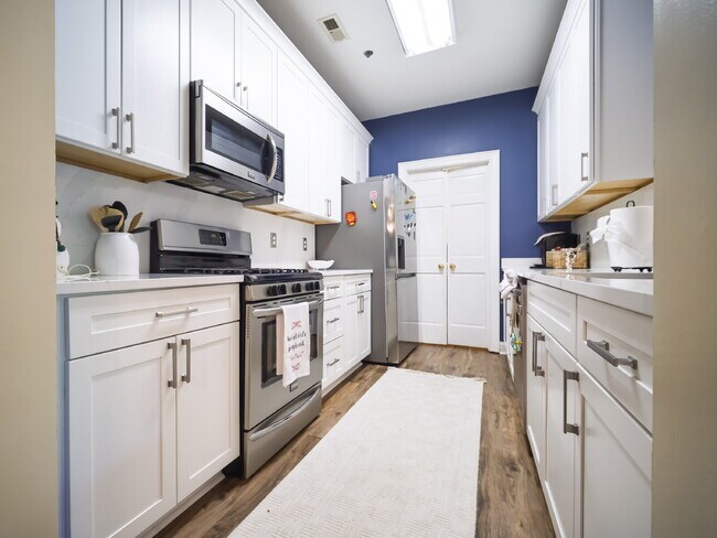 Building Photo - "Charming 3-Bedroom Condo with Cozy Fireplace - 1404 Sq Ft of Comfort in Prime NC Location!"