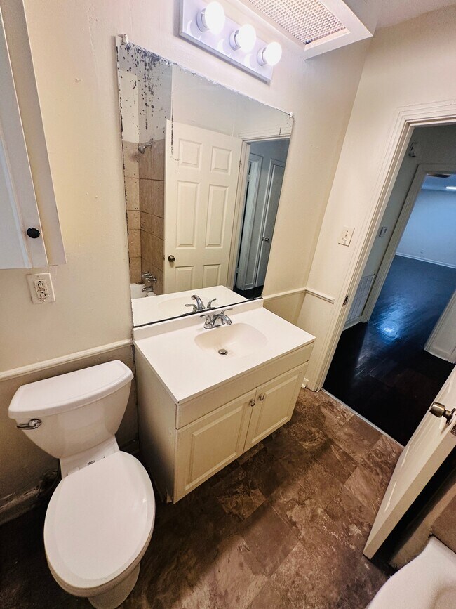Building Photo - 722 Myrtlewood Dr