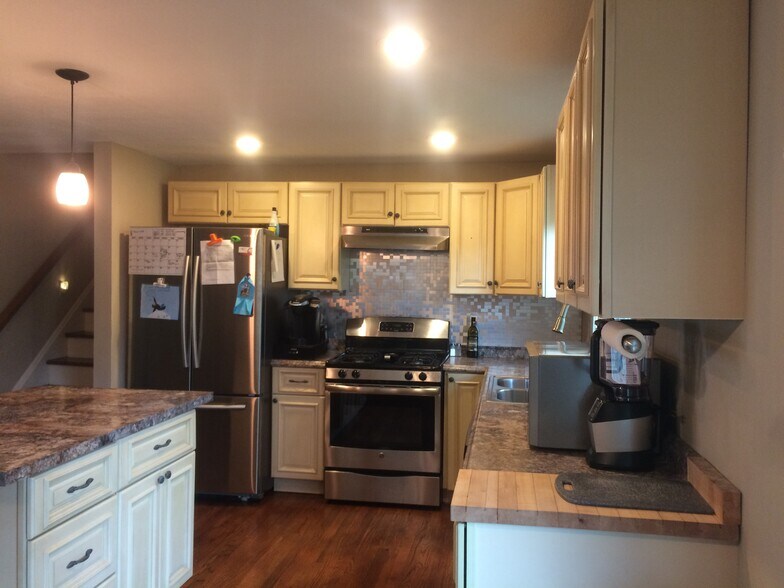 Building Photo - 112 Meadow River Dr