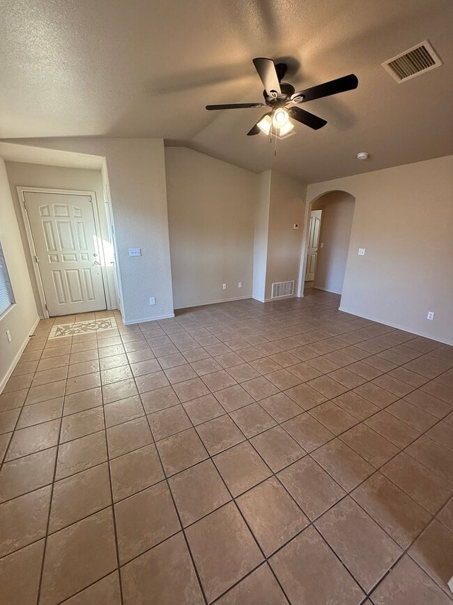 Building Photo - 4 Bedroom, 2 Bathroom House Available Now!