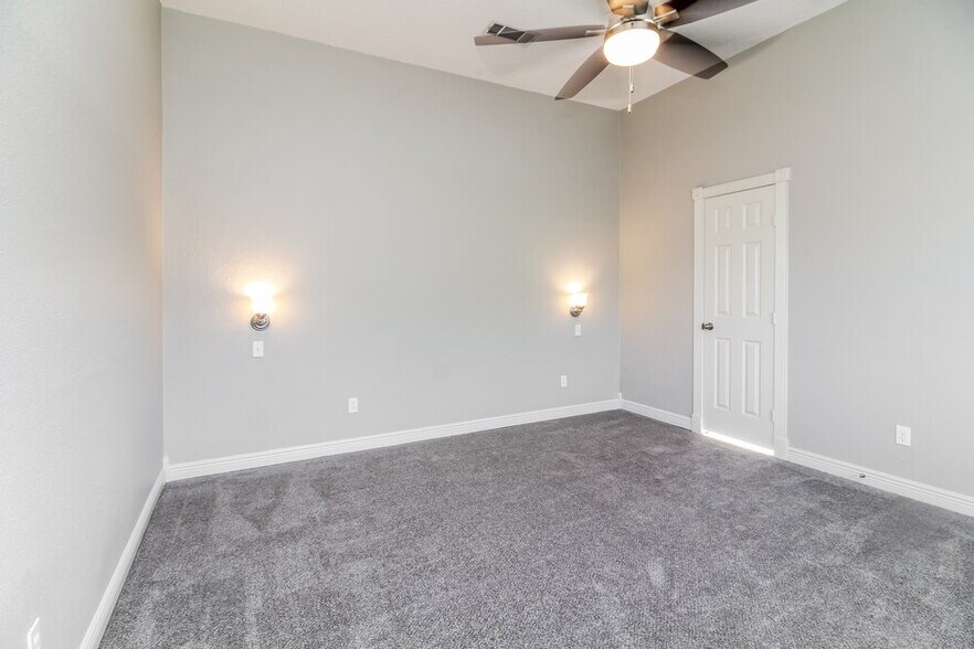 Building Photo - 821 Clement Dr