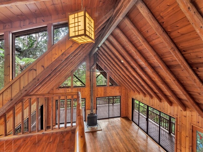 Building Photo - 3 bedrooms 2 bathroom with a large Loft fo...