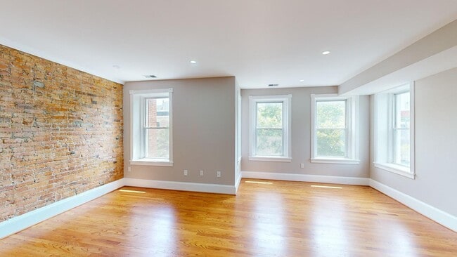 Building Photo - 911 Monroe St NW