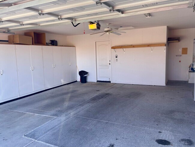 Building Photo - FOX CREEK Cul De Sac Home with Garage