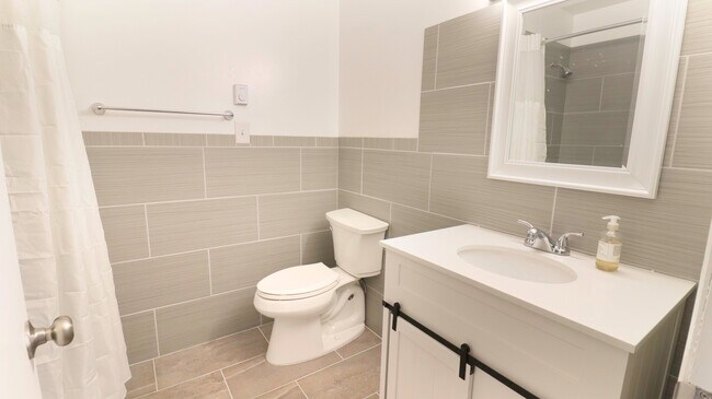 Building Photo - 725 Carlton St