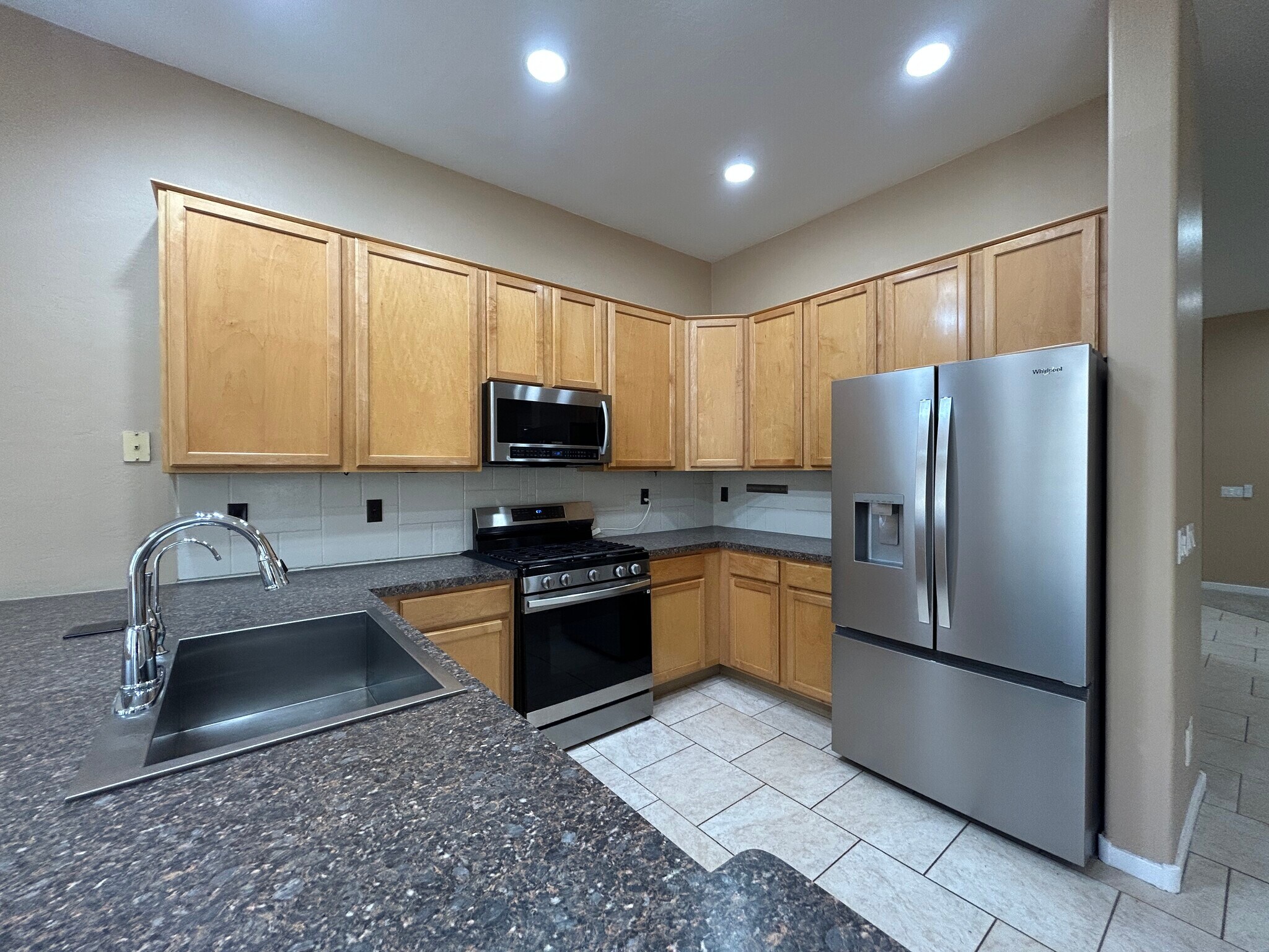 Building Photo - 2041 E Fawn Dr