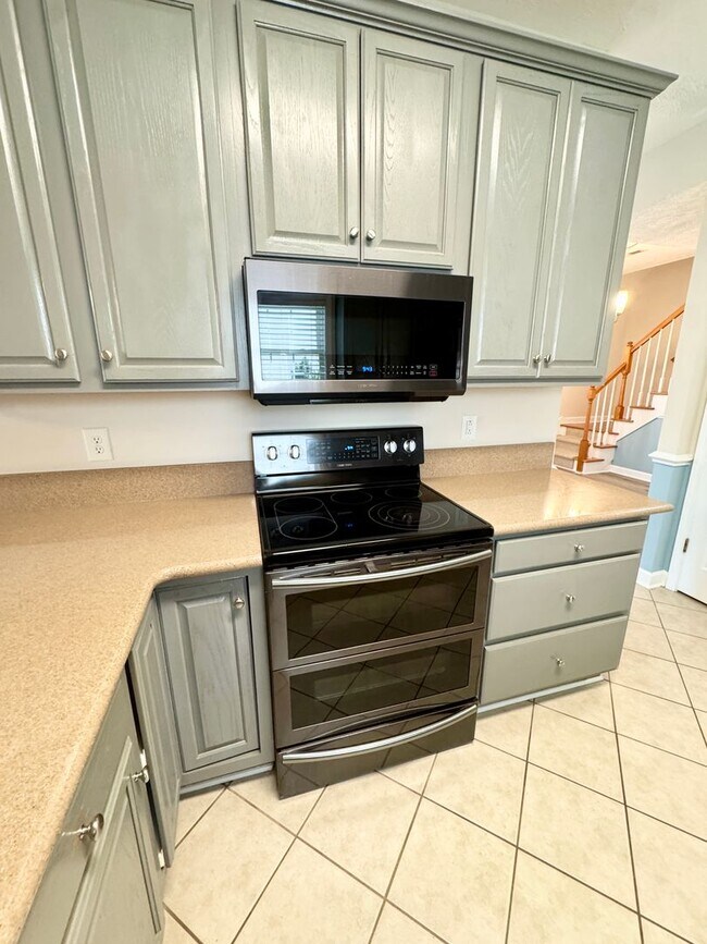 Building Photo - SPACIOUS WATERFRONT 3 bed/3.5 bath with lo...
