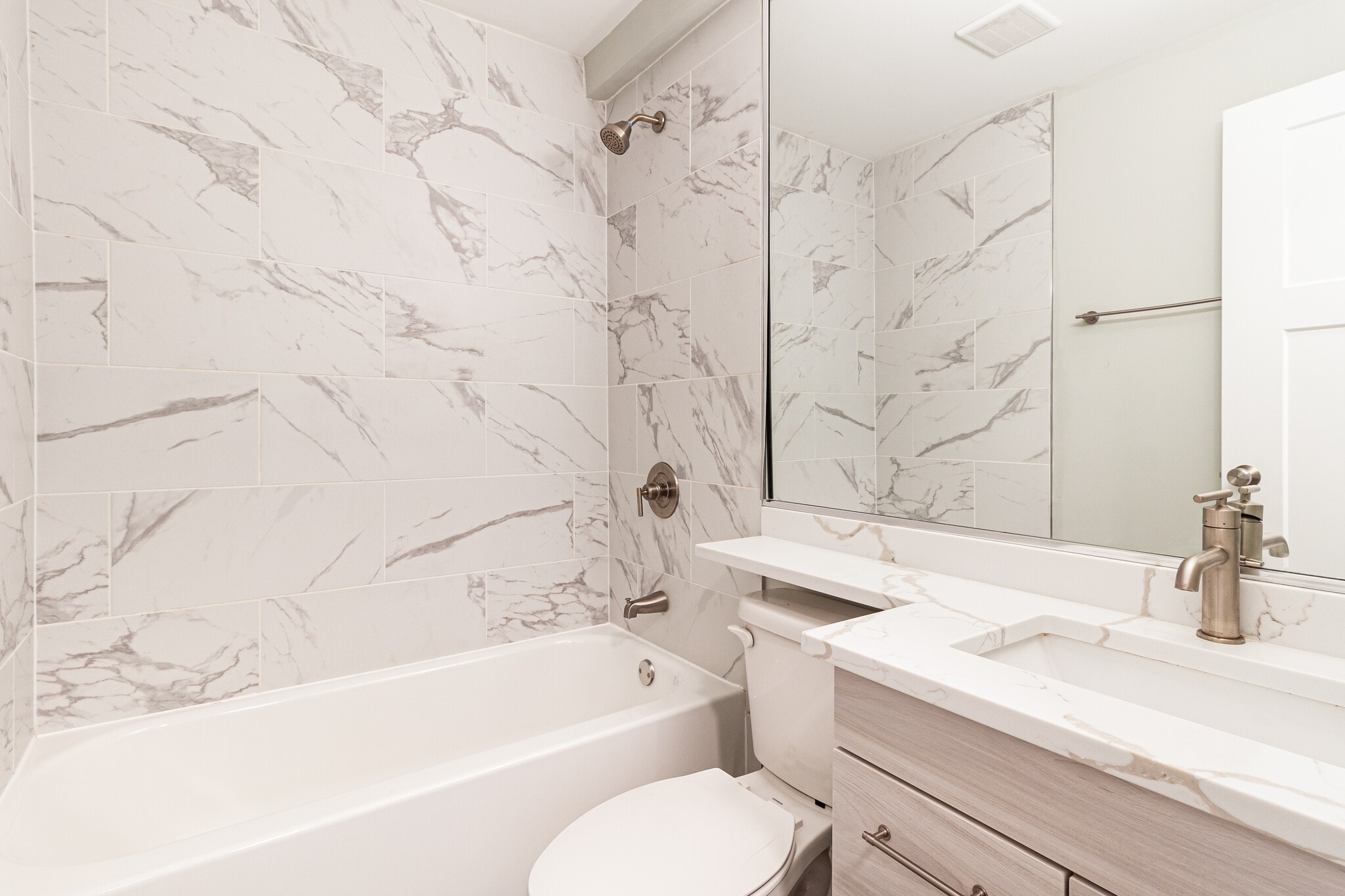 Building Photo - 454 W Barry Ave