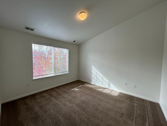 Building Photo - 4645 Hahns Peak Dr