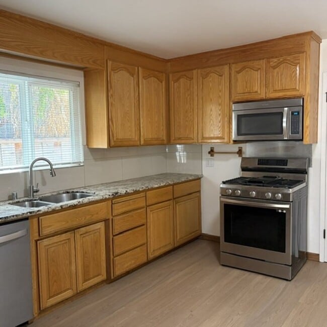 Building Photo - 430 S Bayview Ave