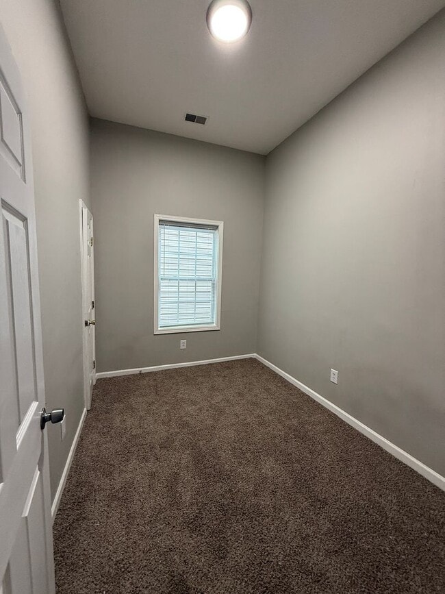 Building Photo - 3-BED 1-BATH SINGLE FAMILY HOME