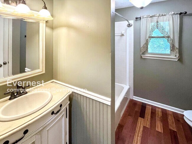 Building Photo - Beautiful 4 Bed & 2.5 Bath Home in Hixson ...