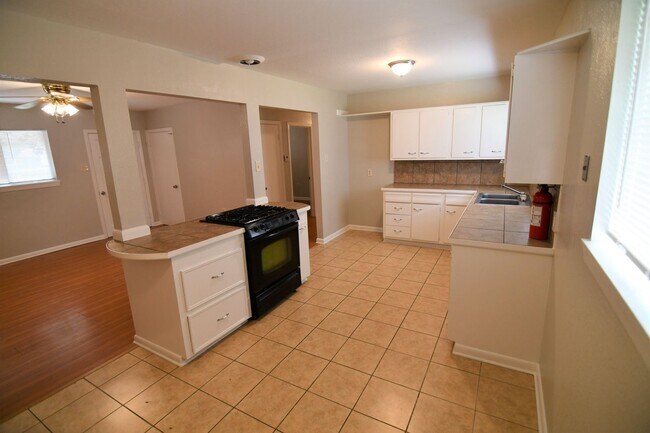 Building Photo - Newly Renovated!  3 bedroom, 1 bath home off Baker Blvd with easy access to Plank
