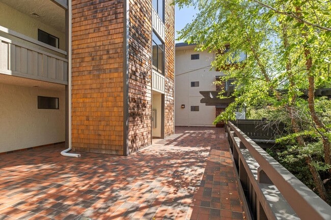 Building Photo - Elegant 2BR Condo with Golf Course Views i...