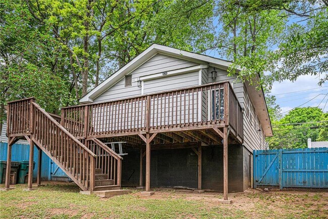 Building Photo - 3378 La Vista Dr