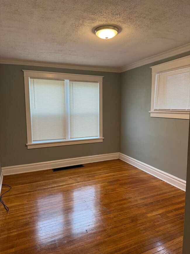 Building Photo - 5319 Sutherland Ave