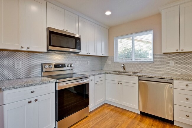 Building Photo - 1425 Sunshadow Ln