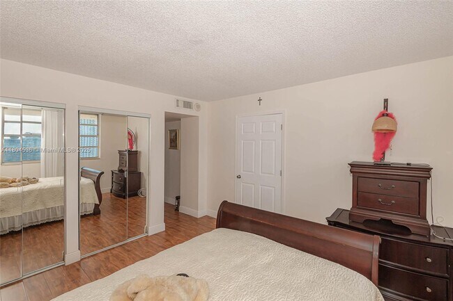 Building Photo - 1833 S Ocean Dr