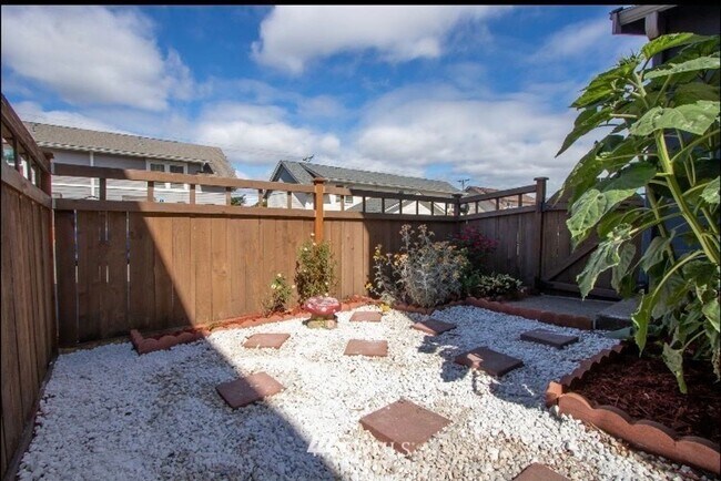 Building Photo - Large 4 bedroom home-Pet friendly!