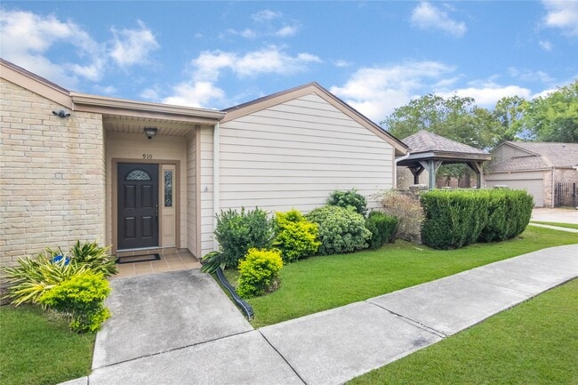 Building Photo - 910 Fleetwood Pl Dr