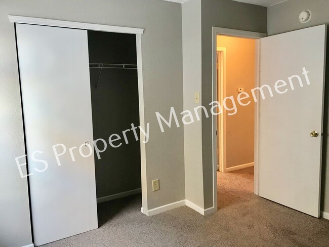 Building Photo - Beautiful 3 Bedroom 2 Bathroom Ranch Style Home in Lawrence!