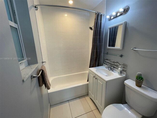 Building Photo - 305 NE 15th Ave