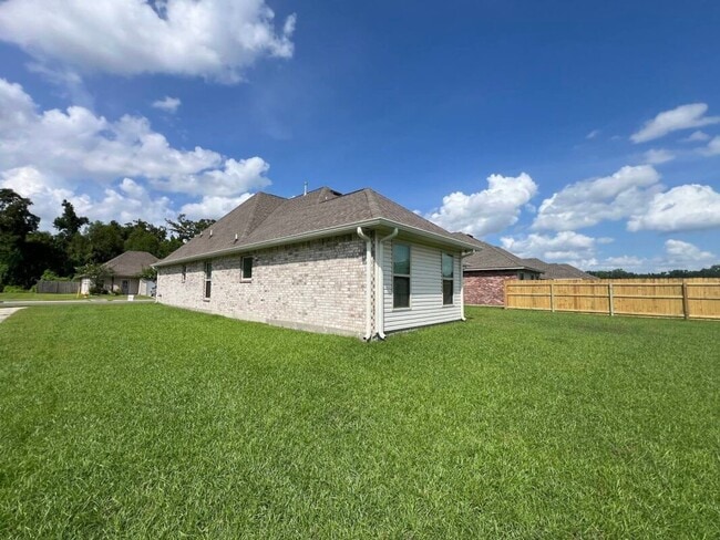 Building Photo - Trendy, 3 bedroom, 2 bath home in coveted Kenilworth Crossing Community near LSU