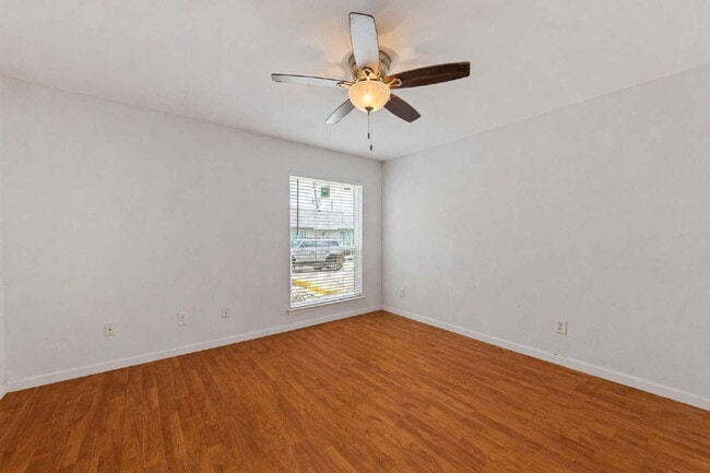 Building Photo - Clean & Bright Gated 1BR Near Downtown Austin