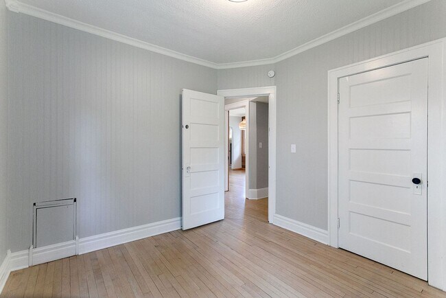 Building Photo - Updated 5 bedroom 2 bath single family house