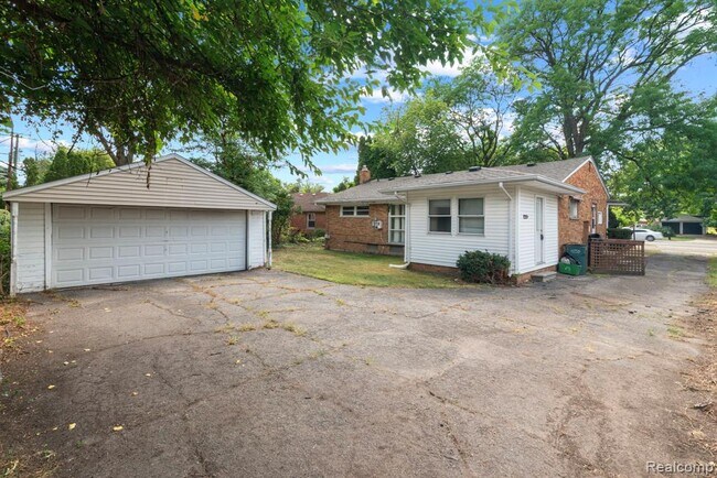 Building Photo - 16940 W 13 Mile Rd