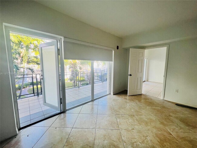 Building Photo - 946 Bay Dr