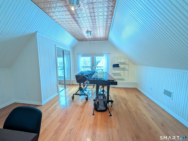 Building Photo - 345 Main St