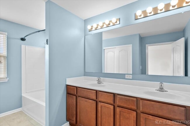 Building Photo - 5734 Oak Ridge Way