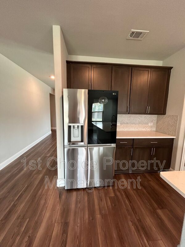 Building Photo - 2101 Sun Star Dr