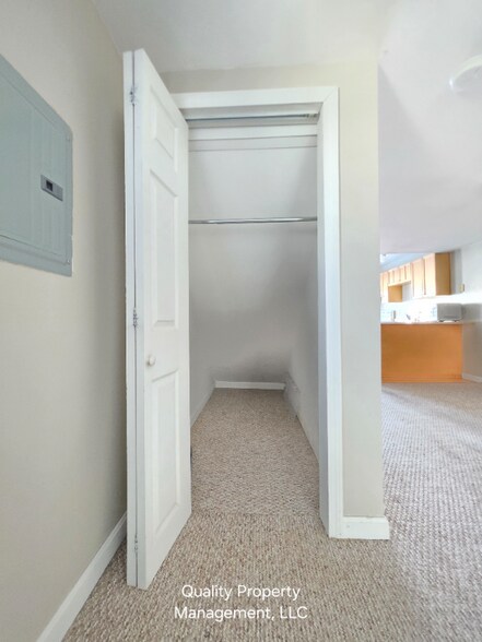 Building Photo - 208 Grove St