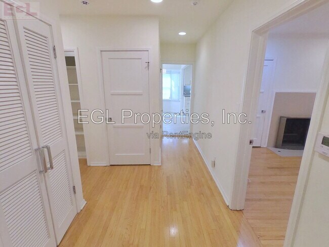 Building Photo - 10749 Wellworth Ave