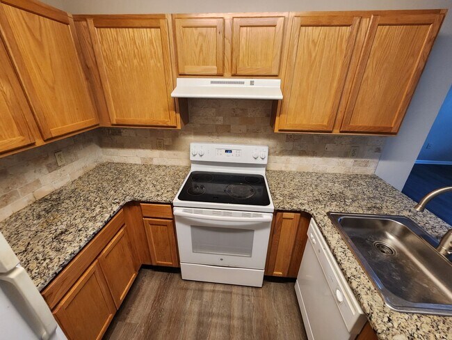 Building Photo - TWO BEDROOM APARTMENT MAIN & MARKET STREETS