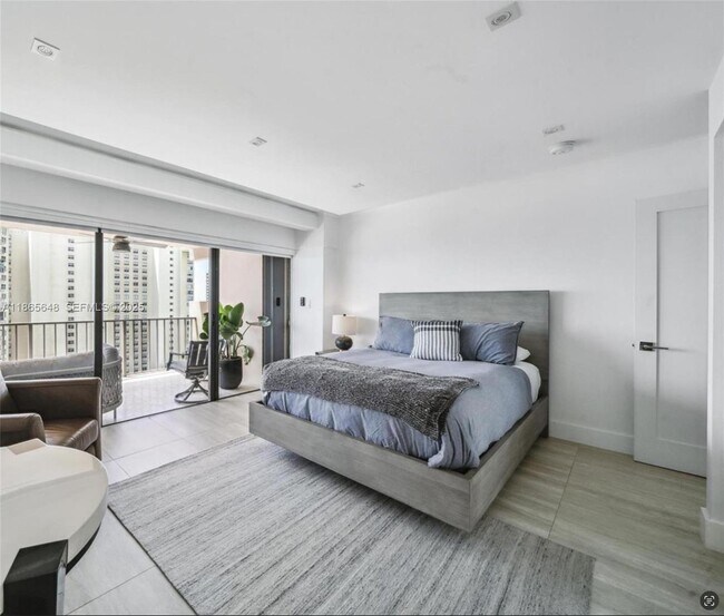 Building Photo - 1800 NE 114th St