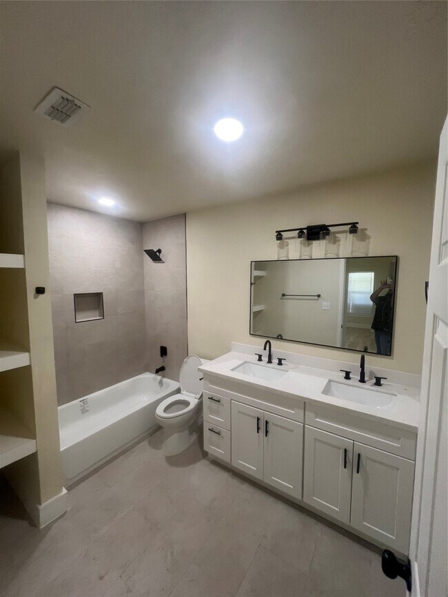 Building Photo - 5735 Kenilwood Dr