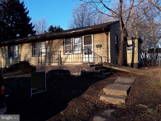 Building Photo - 239 Seneca Ave