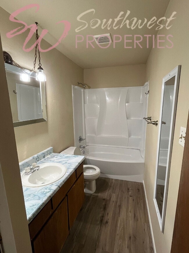 Building Photo - Move in Ready 2 bedroom 1 bath apartment -- Walk to Campus!