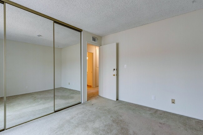 Building Photo - Resort-style amenities in a highly desirab...