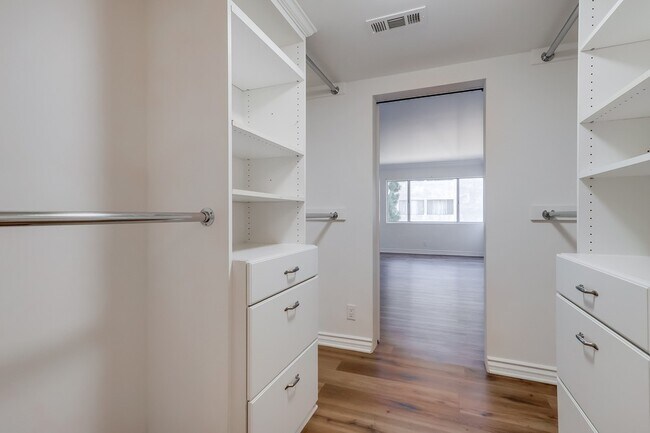 Building Photo - 435 N Oakhurst Dr