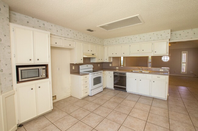 Building Photo - 2946 River Bend Ct