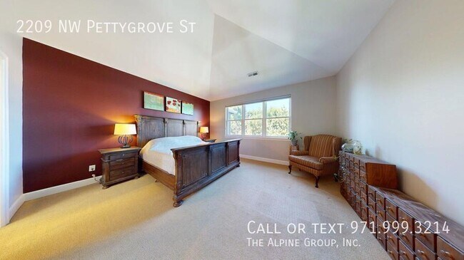 Building Photo - 2209 NW Pettygrove St