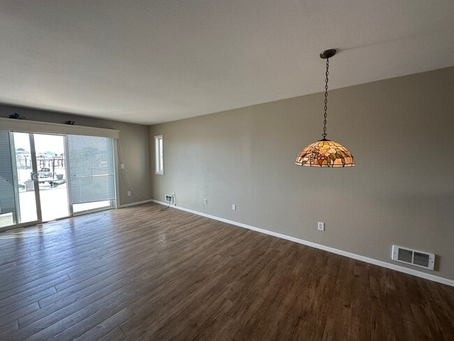 Building Photo - 2 Bed 2 Bath Waterfront Condo in Sandy Point