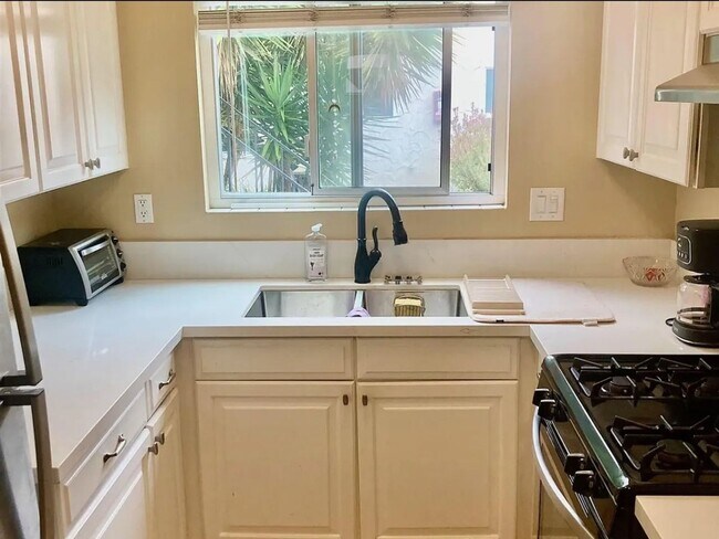 Building Photo - North Park Condo Steps to Adams Ave Normal Heights!